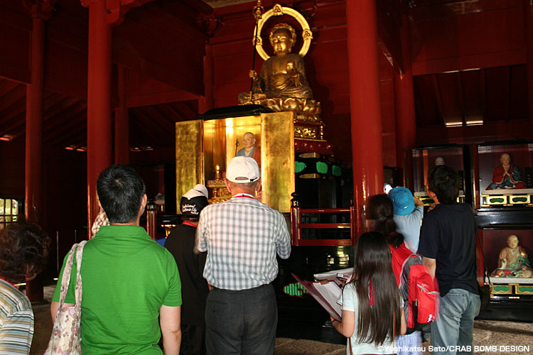 開山堂の中、本尊の地蔵菩薩と勝道上人の座像